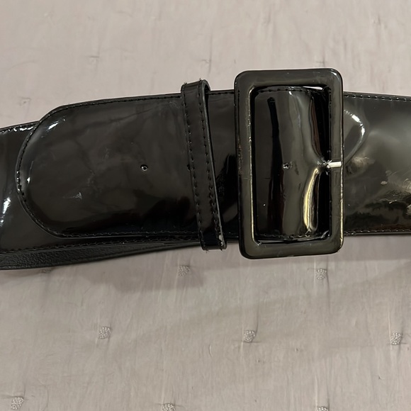 Vintage wide black patent belt. Gives you a tiny waist. Perfect for dresses. - Picture 11 of 11